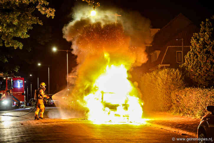 Auto verwoest door brand in Arnhem, mogelijk brandstichting