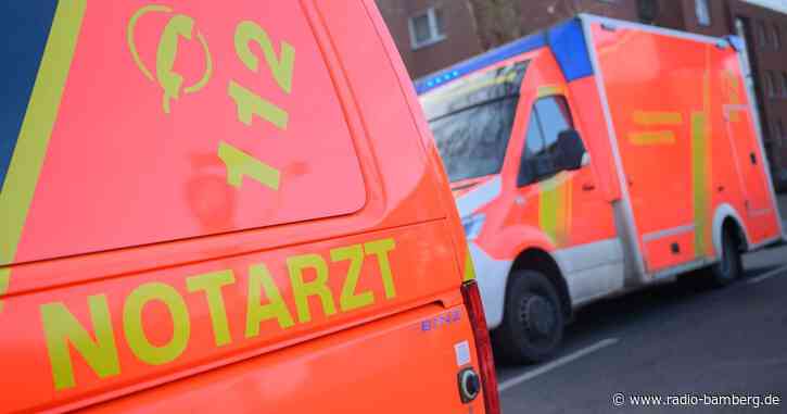 Notarzt wird zum Feuerwehrmann und löscht brennendes Auto