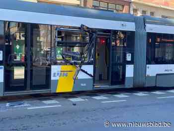 Vrachtwagen rukt raam van tram uit op Turnhoutsebaan in Deurne: hinder voor tramverkeer