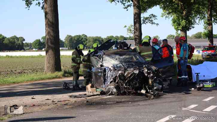 Ernstig ongeluk met twee vrachtwagens, automobilist bekneld