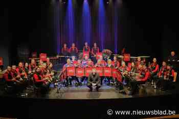Brassband Buizingen speelt op de kiosk