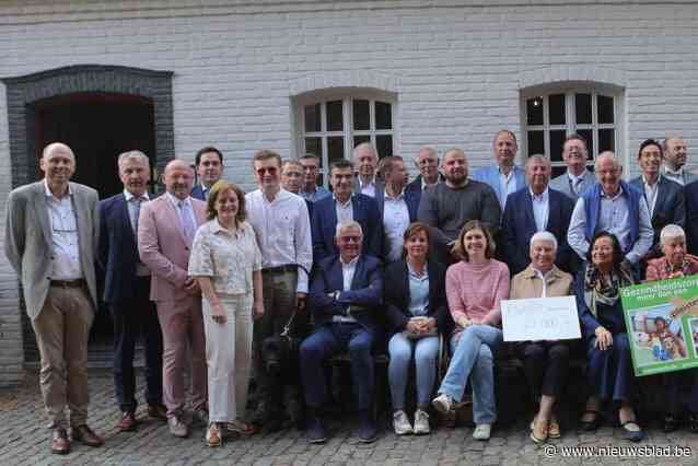 Kiwanis Oosterzele toont goed hart en steunt vijftien projecten met mooie cheque