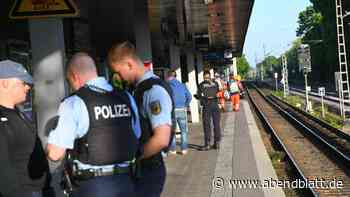 Betrunkener schubst anderen ins Gleisbett – Festnahme dank Video