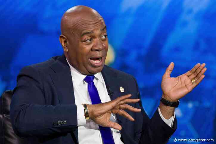 Newark mayor returns to immigration detention center days after trespassing arrest