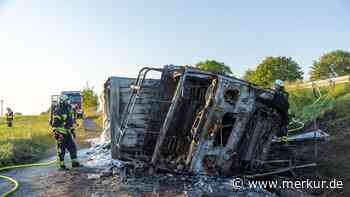 Lkw kippt auf A7 um und brennt vollständig aus – Zeugen retten Fahrer vor den Flammen