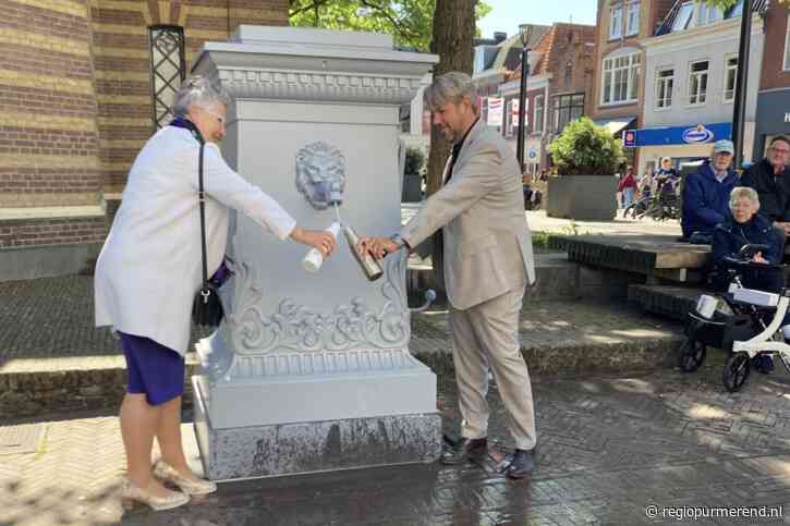 Historische waterpomp weer terug op de Kaasmarkt: officieel in gebruik genomen