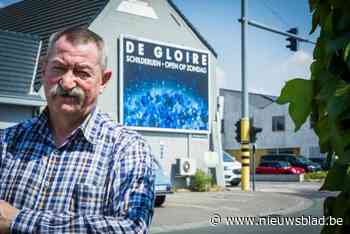 Denis De Gloire adverteert als enige kunstenaar op steenweg-billboards: “Ik kan geen banaan tekenen, maar heb wel 2.000 werken verkocht”