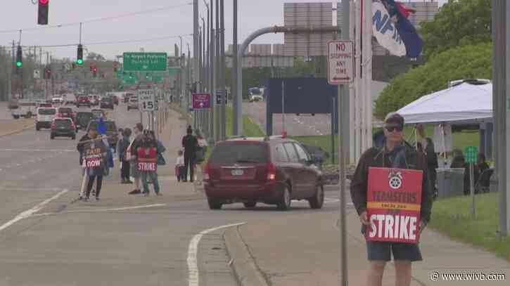 Buffalo Niagara Airport shuttle bus drivers, cashiers on strike