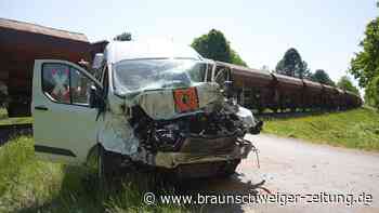 Schulbus und Zug stoßen zusammen – Schülerin schwer verletzt
