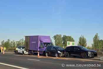 Voor de derde dag op rij file op E17 door kettingbotsing
