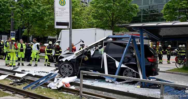 Studentin stirbt nach Autounfall an Straßenbahn-Haltestelle