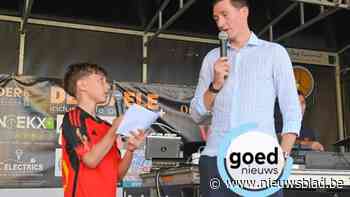 Krenar (10) interviewt idool Hans Vanaken tijdens huldiging in hometown Lommel