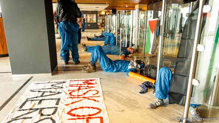 Kantoor Maersk in Rotterdam bezet door actievoerders Geef Tegengas