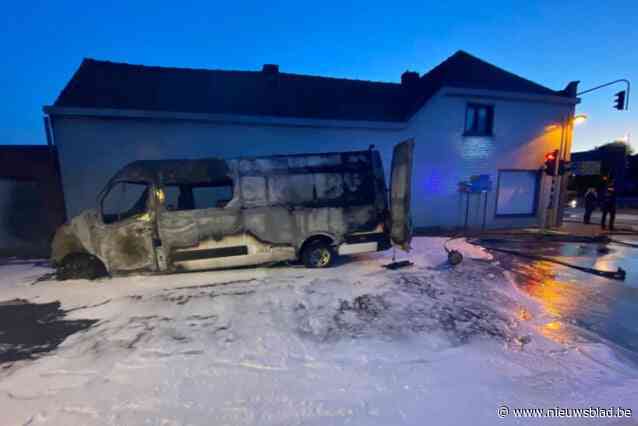 Bestelwagen brandt helemaal uit vlakbij huis van Serge en Liesbet: “Dankzij de snelle interventie van de brandweer kunnen we er nog wonen”