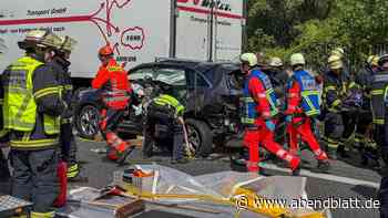 Auto gerät auf A25 unter Lkw: Insassen schweben in Lebensgefahr
