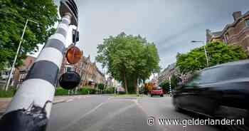 KIJK | Wonderlijk verkeerslicht: lichten bungelen uit kast, maar doen het nog wel
