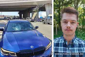 Onverlaat gooit steen van fietsbrug over Ring en vernielt auto van piloot Cedric (25): “Gelukkig stond ik in de file anders was ik er misschien niet meer”
