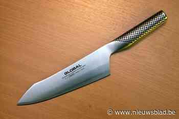 Veertiger tikt met mes op raam en gooit brievenbus door voordeur van man die zijn vriendin beledigde