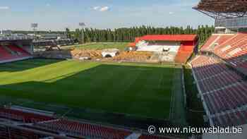 Houten banken afgebroken Tribune 2 binnenkort geveild voor goed doel: “Zo brengt oude Bosuil glimlach op gezicht zieke kinderen”