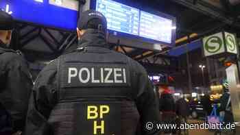 Aggressiver Mann ruft Hitlergruß im Bahnhof – Polizei fesselt ihn