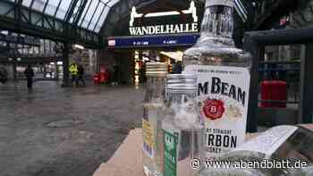 Zu betrunken zum Laufen – Beamte tragen Mann zur Wache