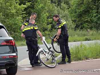 Fiets breekt in twee na aanrijding met auto