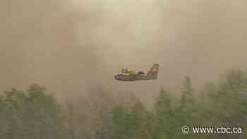 Lac du Bonnet wildfire forces out nearly 1,000 people during 'very dark day' in eastern Manitoba