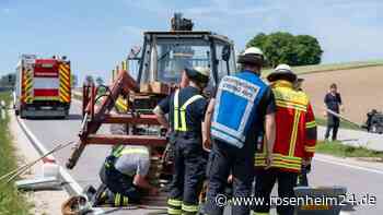 Unfall bei Obing: Audi-Fahrer will überholen und kracht in Traktor