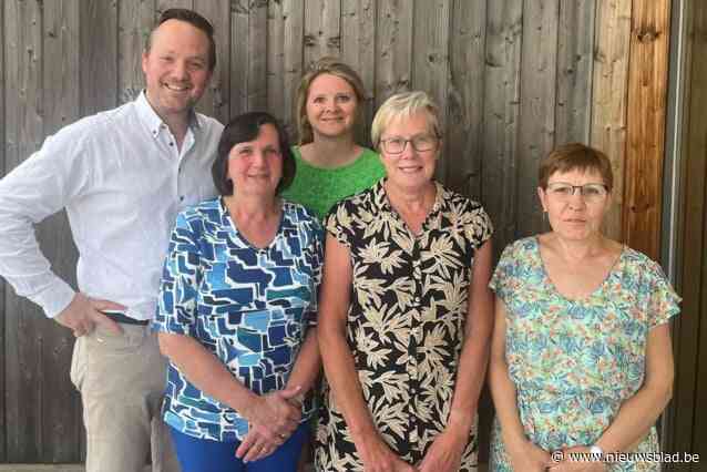Vijf gepensioneerde personeelsleden in bloemetjes gezet