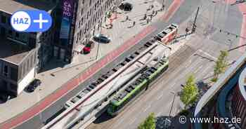 Auto gegen Stadtbahn in der Innenstadt: Linien 10 und 17 in Hannover betroffen