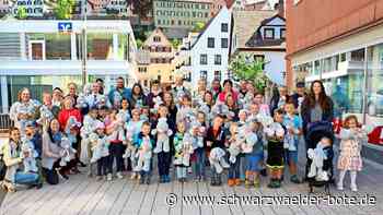 Aktion in Altensteig: Teilnehmer nehmen flauschige Häschen in Empfang