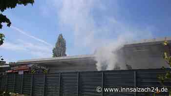 Container steht im Lagerbereich bei Kaufland in Waldkraiburg in Flammen