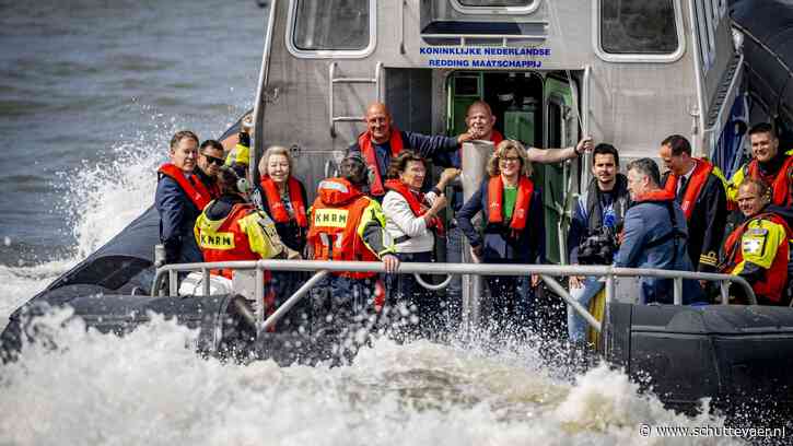 Prinses Beatrix geniet volop aan boord van KNRM-reddingboot, maar laat het snelle varen aan de hofdame over