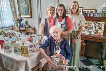 Eeuwelinge Agnes wordt overstelpt met cadeautjes: “De vele tekeningen van de schoolkinderen zijn de mooiste verrassing”