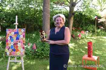 Kunst als therapie na strijd tegen kanker: Sophie (54) toont schilderijen en kunstige vazen in eerste tuinexpo