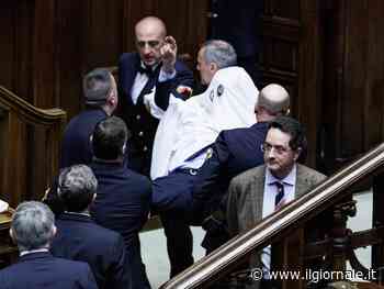 Un fantasma appare alla Camera e si avvicina a Meloni: ecco lo show di Magi