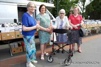 Aardbeien en smoutebollen op seniorenmarkt voor nieuwe petanquebaan: “Heel leuk, zo kom je eens wat andere mensen tegen”