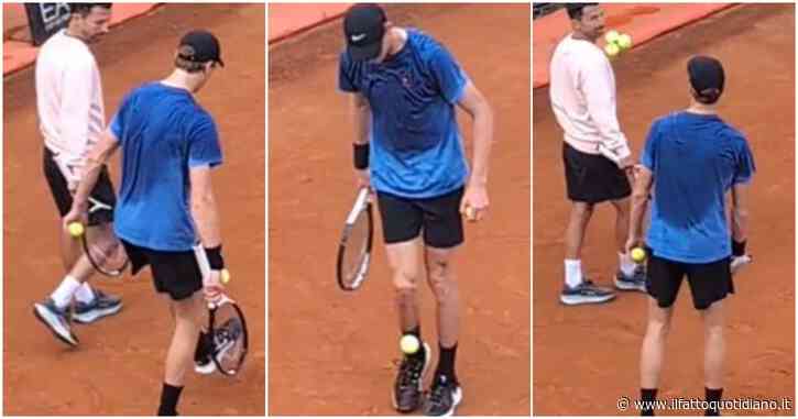 Sinner bravo anche con i piedi: i palleggi infiniti con una pallina da tennis
