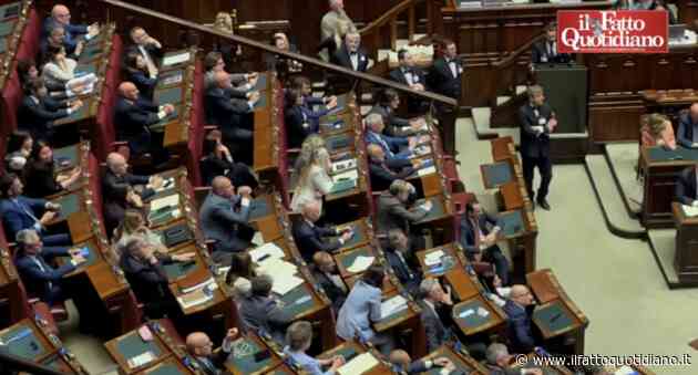 Conte alla Camera: “Tutti in piedi per condannare lo sterminio a Gaza”. Ma Meloni e maggioranza restano seduti