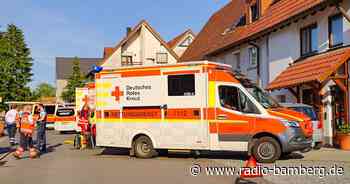 Auto kollidiert mit Fußgängern – zwei Schwerverletzte
