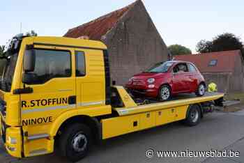 Bestuurster botst op asverschuiving en verlichtingspaal