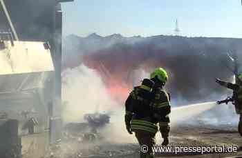 FW Paderborn: Brand eines Unterstands auf einem landwirtschaftlichen Anwesen