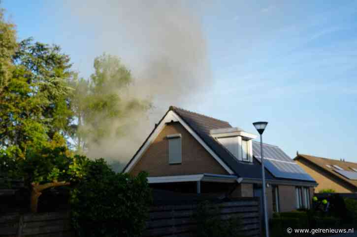 Veel rook bij schuurbrand