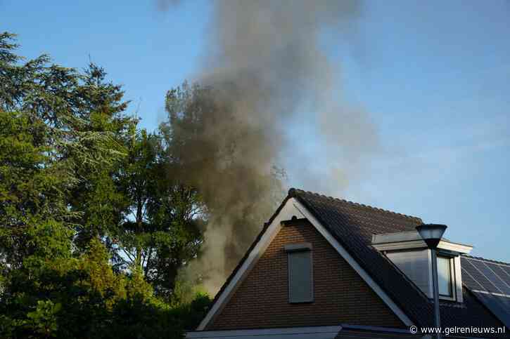 Middelbrand in schuur zorgt voor flinke rookontwikkeling