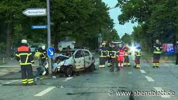 Viel zu schnell überholt? Auto kracht gegen Lichtmast und brennt