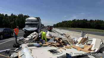 Trümmerfeld auf A3 in Bayern: Wohnwagen in alle Einzelteile zerrissen