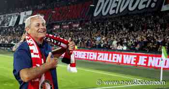 Geëmotioneerde Peter Houtman krijgt trofee van Willem van Hanegem na afscheid: ‘Een aardige vent ben je’