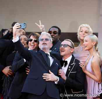 Le selfie (interdit mais très fun) de l'équipe du film "Mission Impossible: The Final Reckoning" sur les marches du Palais des Festivals à Cannes
