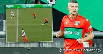 Bryan Linssen maakt wereldgoal van eigen helft, AZ wint na spektakel van Twente
