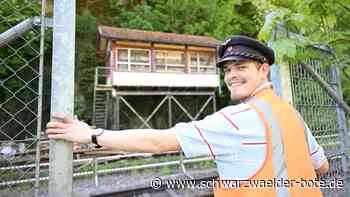 Rund um die Uhr bewacht: Eisenbahn-Fan bewahrt marodes Stellwerk vor Abriss